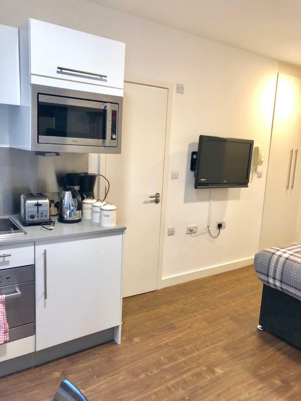Tower Hill Apartment *