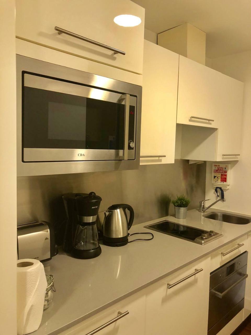 Tower Hill Apartment *