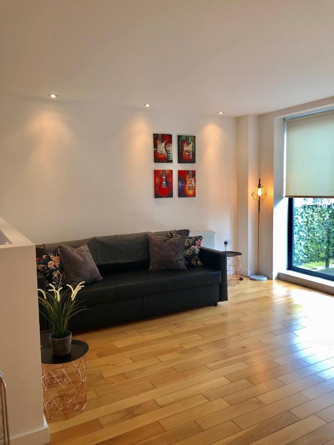 Tower Hill Apartment *