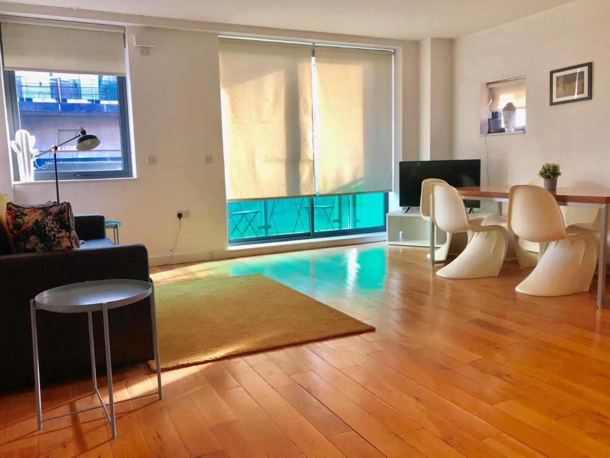 Tower Hill Apartment *